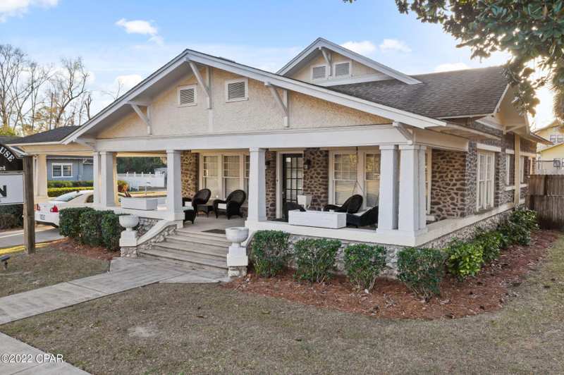 5 bedroom SingleFamilyResidence at 896 Main Street, Chipley, Chipley — photo 1
