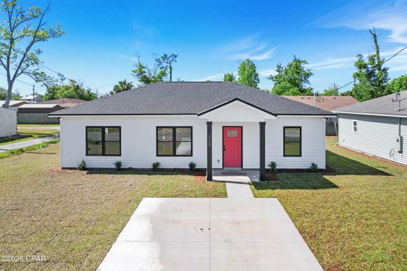 3 bedroom SingleFamilyResidence at 225 W 13th Street, Bry-Co Park, Panama City — photo 1