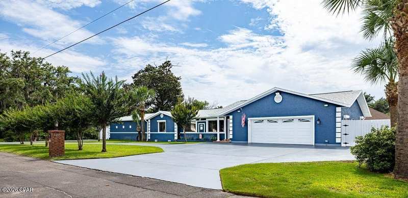4 bedroom SingleFamilyResidence at 1605 Louise Avenue, Bayview, Panama City — photo 1