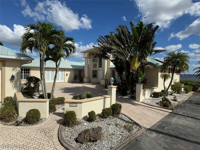 4 bedroom SingleFamilyResidence at 15472 Nelsons Walk Ct, Admiralty Yacht & Racquet Club, North Fort Myers — photo 1