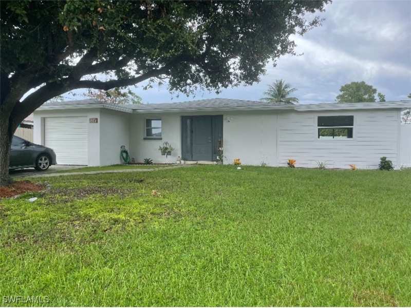 3 bedroom SingleFamilyResidence at 1635 Lowell Ct, Bowling Green, Fort Myers — photo 1