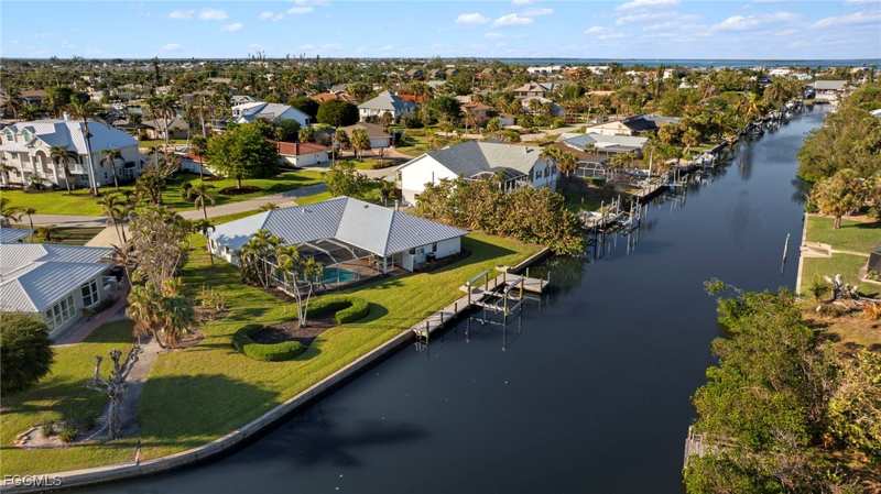 4 bedroom SingleFamilyResidence at 930 Kings Crown Dr, Shell Harbor, Sanibel — photo 1