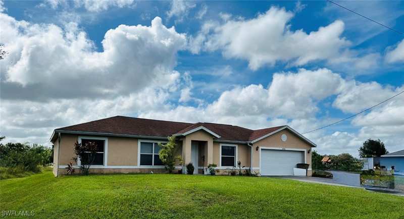 3 bedroom SingleFamilyResidence at 466 Redwing St, Mirror Lakes, Lehigh Acres — photo 1