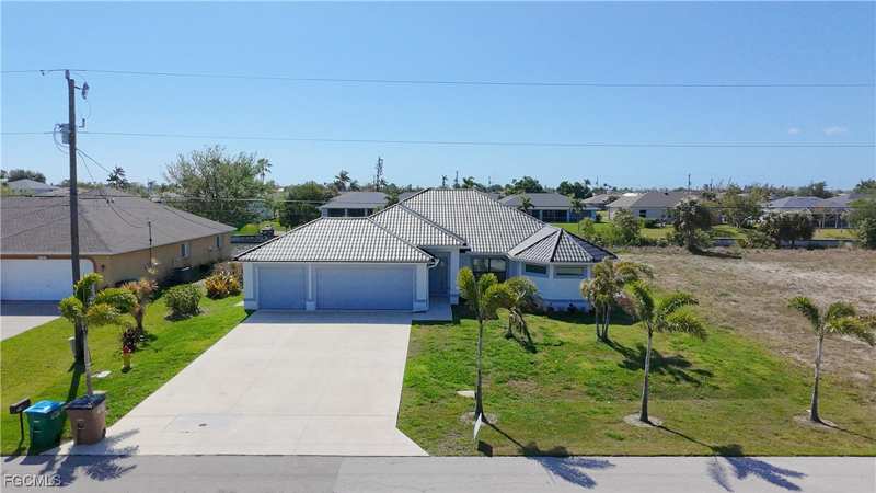 3 bedroom SingleFamilyResidence at 3318 SW 8th Pl, Cape Coral, Cape Coral — photo 1