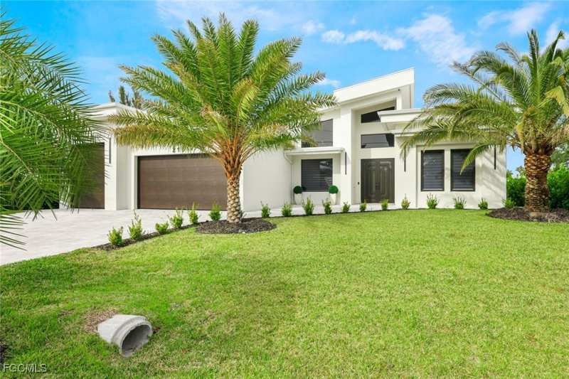 3 bedroom SingleFamilyResidence at 215 SE 28th Ter, Cape Coral, Cape Coral — photo 1