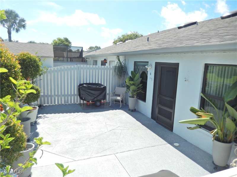 2 bedroom Attached at 9620 Villa Dr 4, Pine Ridge Of Fort Myers Village, Fort Myers — photo 1