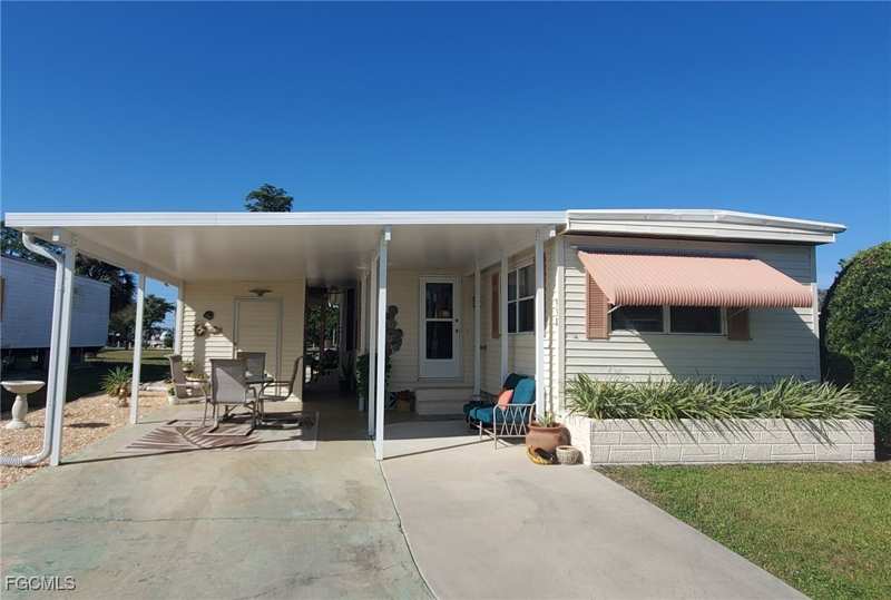 2 bedroom ManufacturedHome at 938 Lazy Ln, Lazy Days Mobile Village, North Fort Myers — photo 1