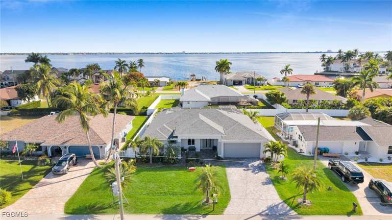 3 bedroom SingleFamilyResidence at 2214 SE 27th Ter, Cape Coral, Cape Coral — photo 1