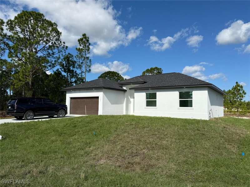 3 bedroom SingleFamilyResidence at 1121 Florence St E, Southeast Lehigh, Lehigh Acres — photo 1