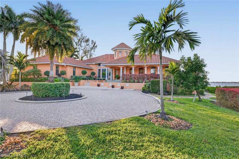 4 bedroom SingleFamilyResidence at 2600 McGregor Blvd, Fort Myers, Fort Myers — photo 1