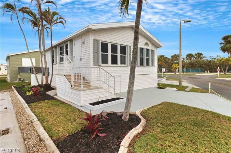 2 bedroom ManufacturedHome at 19681 Summerlin Rd 354, Palmetto Palms R V, Fort Myers — photo 1