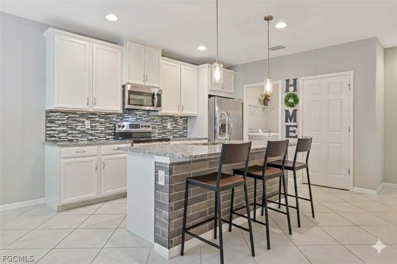 2 bedroom Attached at 4390 Dutchess Park Rd, Lindsford, Fort Myers — photo 1