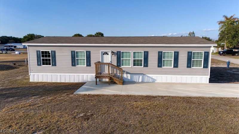 3 bedroom ManufacturedHome at 864 Yacht Club Way NW, Moore Haven, Moore Haven — photo 1