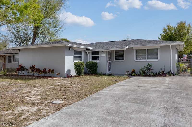 3 bedroom SingleFamilyResidence at 1652 Jamestown Ct, Bowling Green, Fort Myers — photo 1