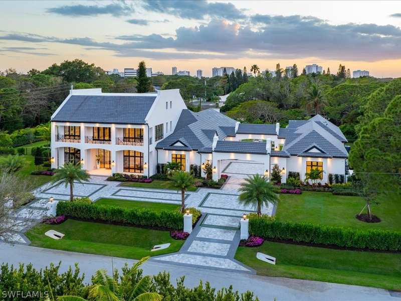 6 bedroom SingleFamilyResidence at 117 West St, Pine Ridge, Naples — photo 1
