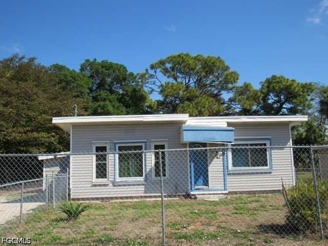 2 bedroom SingleFamilyResidence at 2365 Canal St, Lovejoy Park, Fort Myers — photo 1