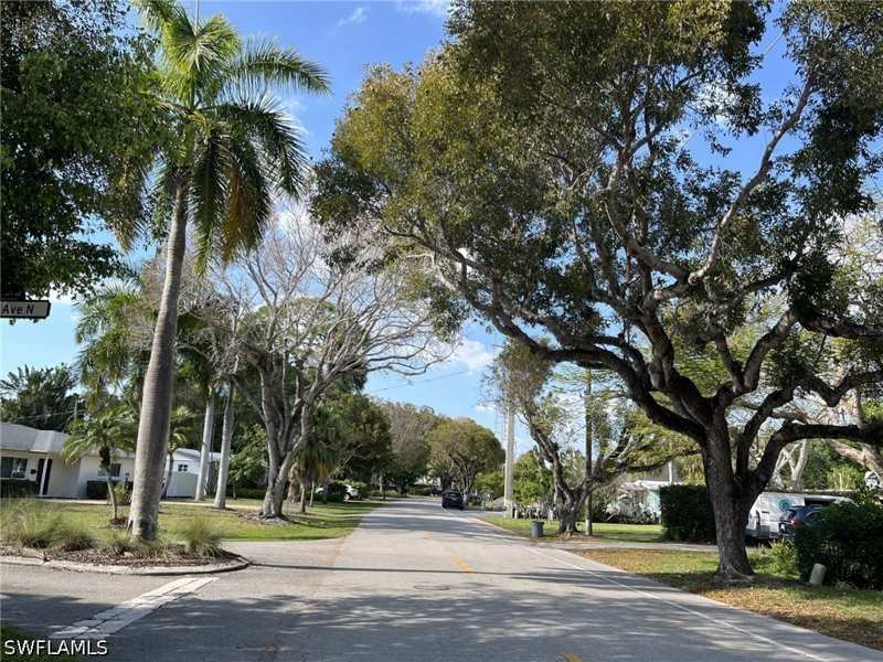 3 bedroom SingleFamilyResidence at 930 13th St N, Lake Park, Naples — photo 1