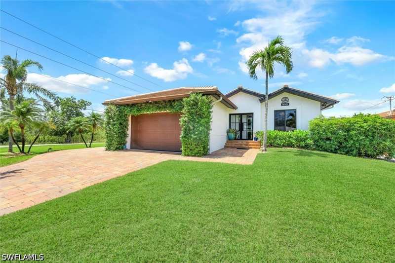 3 bedroom SingleFamilyResidence at 999 East Valley Dr, Bonita Shores, Bonita Springs — photo 1