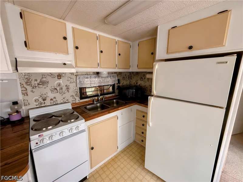 1 bedroom ManufacturedHome at 15 Fountain View Blvd, Fountain View Rv Resort, North Fort Myers — photo 1