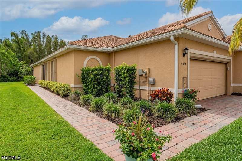 2 bedroom Attached at 4334 Dutchess Park Rd, Lindsford, Fort Myers — photo 1