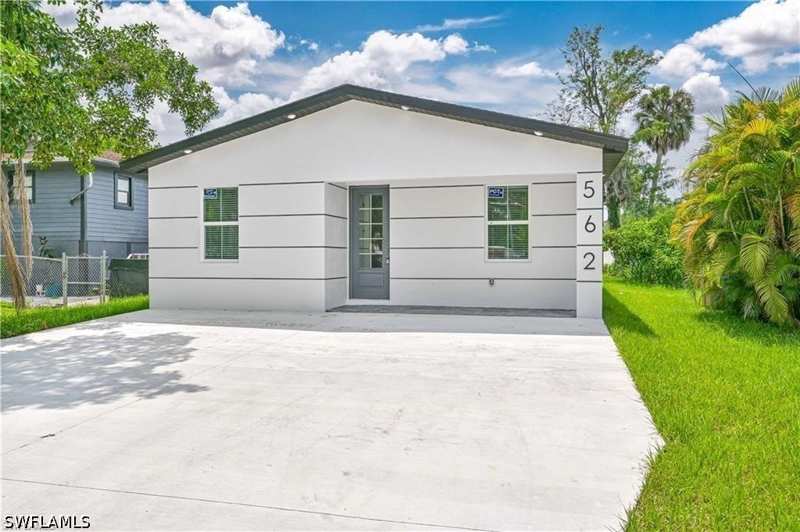 6 bedroom SingleFamilyResidence at 2223 Carver Ave, Fort Myers, Fort Myers — photo 1