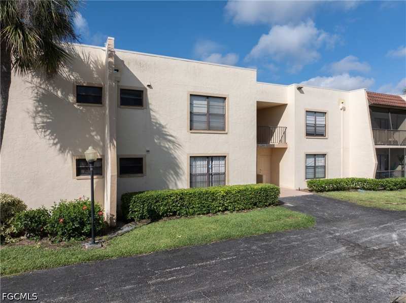 2 bedroom Condominium at 12501 McGregor Blvd 11, Maple Gardens, Fort Myers — photo 1