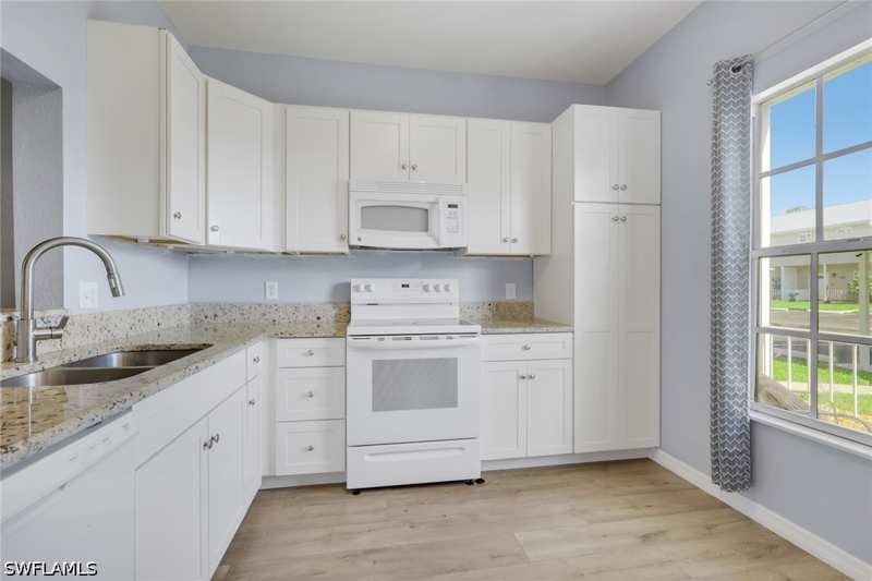 3 bedroom Townhouse at 6085 Lake Front Dr, Island Park Woods, Fort Myers — photo 1