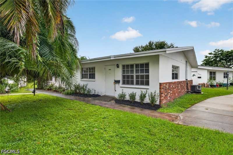 2 bedroom Condominium at 825 Courtington Ln 2, Hyde Park Condominium, Fort Myers — photo 1