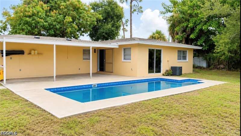 3 bedroom SingleFamilyResidence at 1634 Newport Ct, Bowling Green, Fort Myers — photo 1