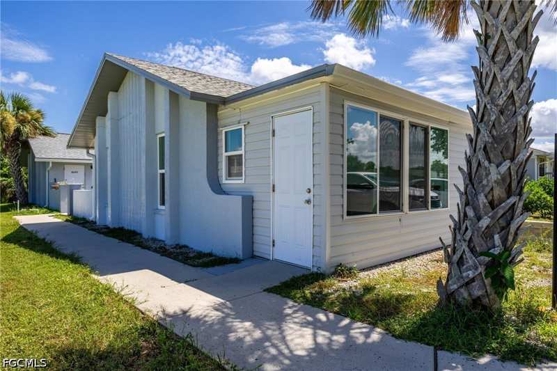 2 bedroom Attached at 16593 Davis Rd, Pinewood Villas, Fort Myers — photo 1