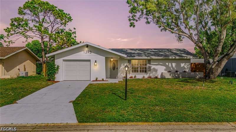 4 bedroom SingleFamilyResidence at 1393 White Cedar Ln, Foxmoor Pines, North Fort Myers — photo 1