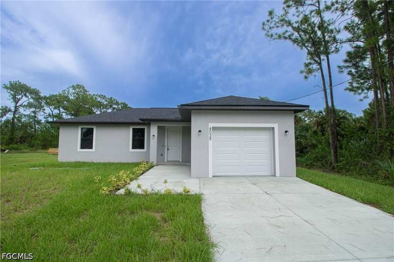 3 bedroom SingleFamilyResidence at 8038 Rolling Cir, Port Labelle, Labelle — photo 1