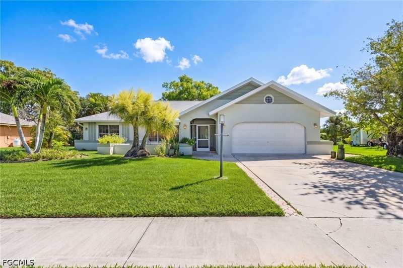 3 bedroom SingleFamilyResidence at 4220 Glasgow Ct, Lochmoor, North Fort Myers — photo 1