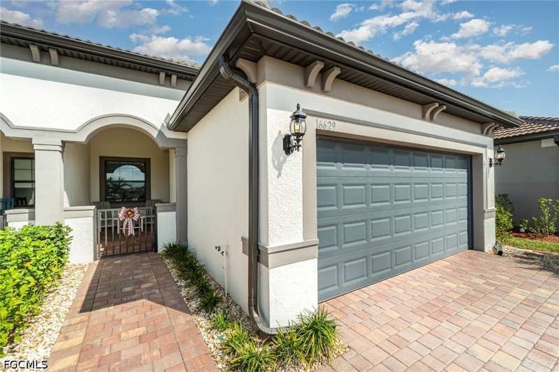 2 bedroom Attached at 16629 Rolling Rock Blvd, Country Club, Alva — photo 1