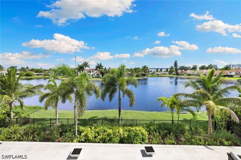 5 bedroom SingleFamilyResidence at 528 Turtle Hatch Rd, Park Shore, Naples — photo 1