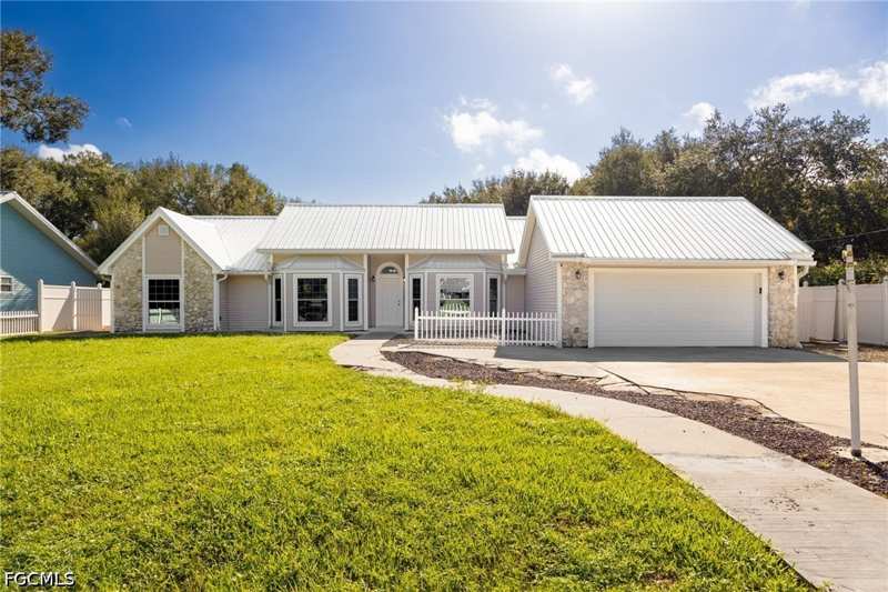 3 bedroom SingleFamilyResidence at 115 N Oak St, Labelle, Labelle — photo 1