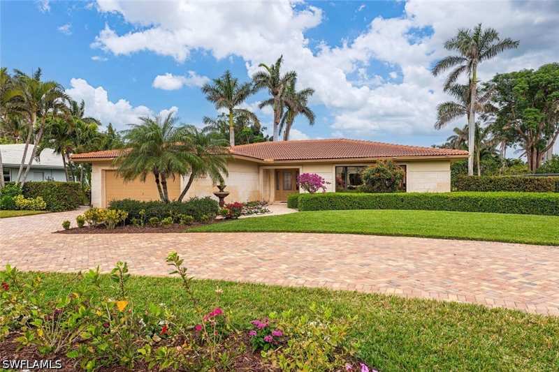 3 bedroom SingleFamilyResidence at 717 Park Shore Dr, Park Shore, Naples — photo 1