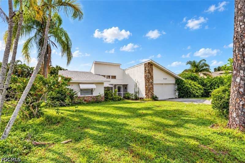 3 bedroom SingleFamilyResidence at 2265 Crystal Dr, Fort Myers, Fort Myers — photo 1