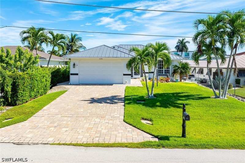 2 bedroom SingleFamilyResidence at 131 San Salvador St, Isles Of Capri, Naples — photo 1