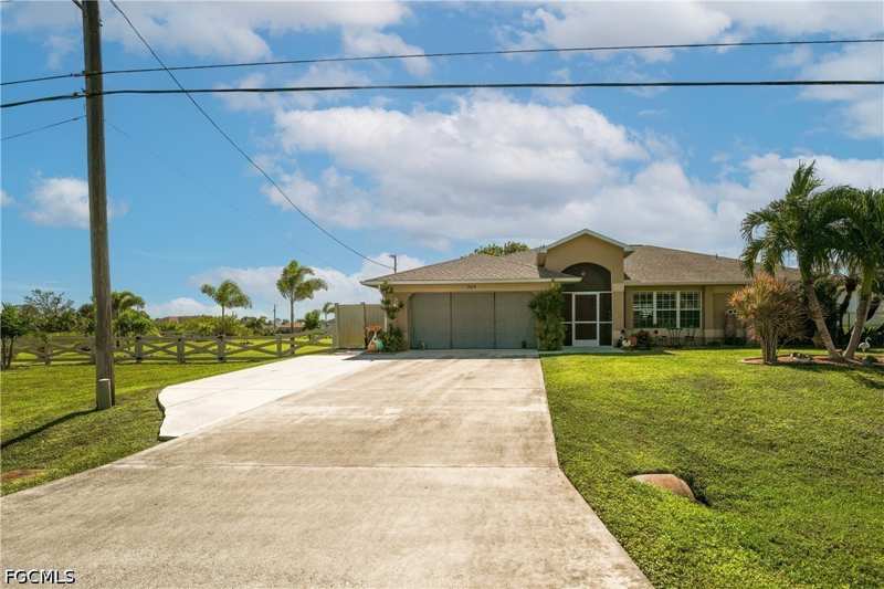 3 bedroom SingleFamilyResidence at 908 Vogiantzis Pkwy, Cape Coral, Cape Coral — photo 1
