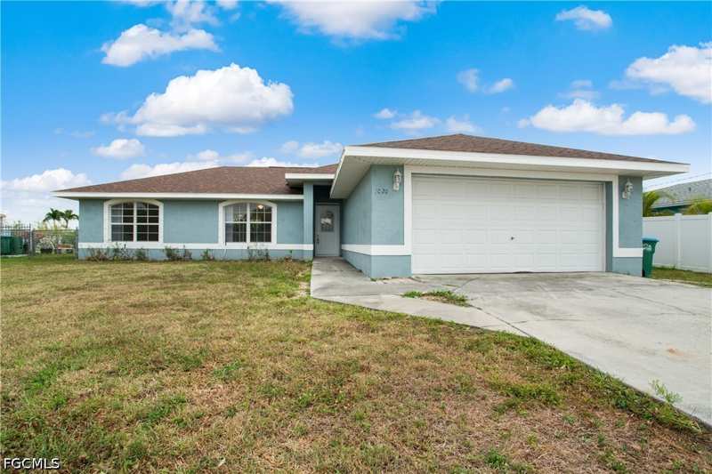 3 bedroom SingleFamilyResidence at 1020 SE 26th Ter, Cape Coral, Cape Coral — photo 1