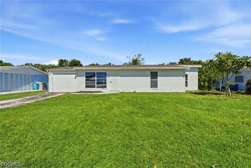 2 bedroom SingleFamilyResidence at 871 Lake McGregor Dr, Fort Myers, Fort Myers — photo 1