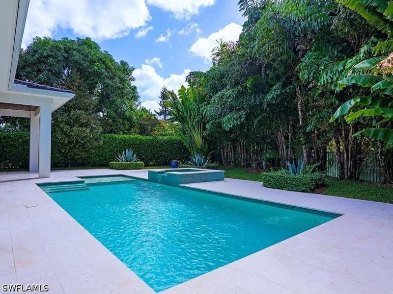 4 bedroom SingleFamilyResidence at 684 Bow Line Dr, Moorings, Naples — photo 1