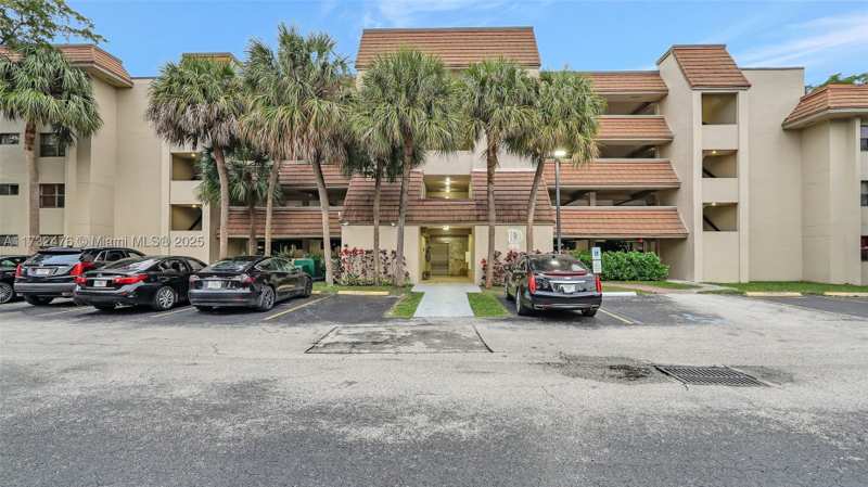 2 bedroom Condominium at 481 Ives Dairy Rd 105-4, Summertree Vilg Calif Cl, Miami — photo 1