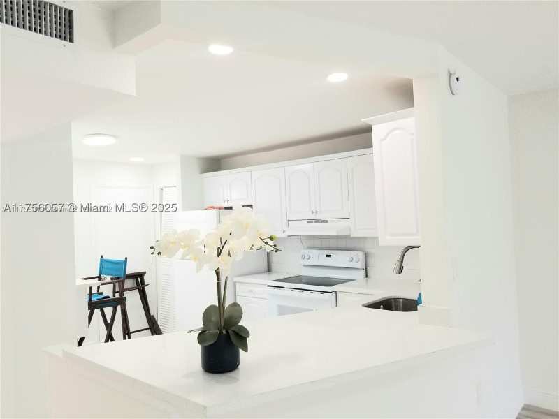 1 bedroom Condominium at 1670 NE 191st St 404-3, Jade Winds Group Allamand, Miami — photo 1