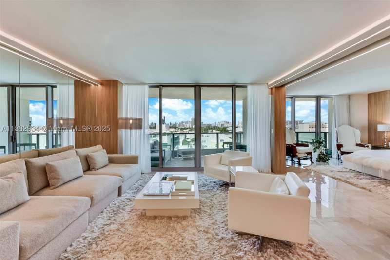1 bedroom Condominium at 1455 Ocean Dr 811, Il Villaggio South Beach, Miami Beach — photo 1