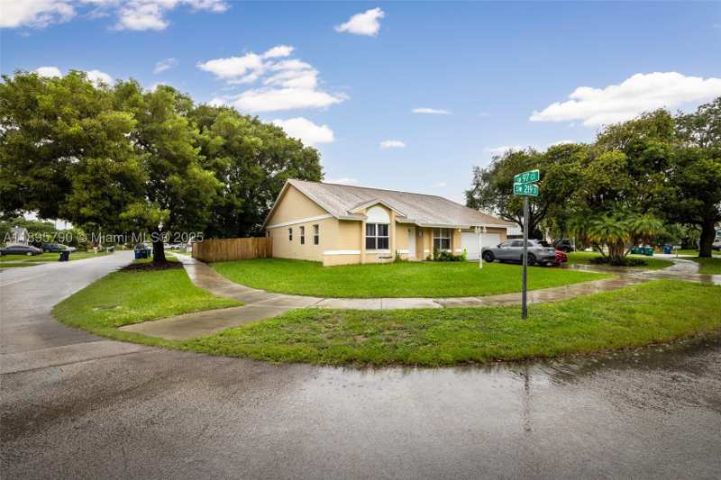 4 bedroom SingleFamilyResidence at 9730 SW 219th St, Lakes By The Bay Sec 4, Cutler Bay — photo 1