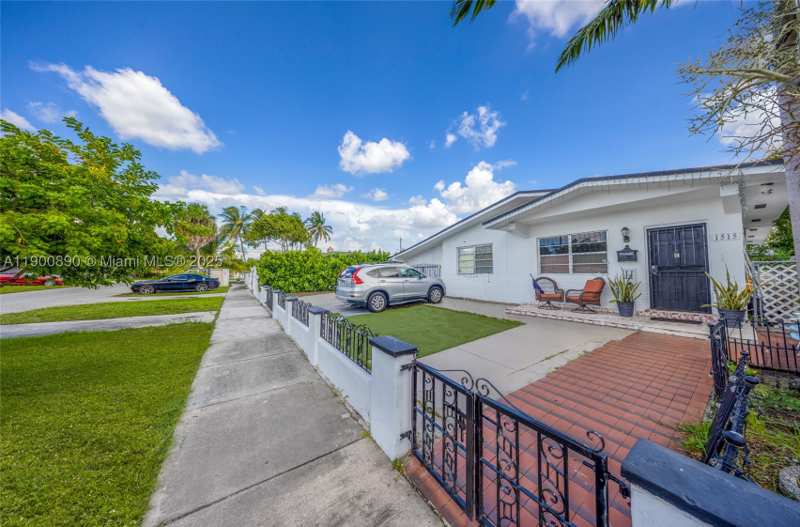 3 bedroom SingleFamilyResidence at 1515 NW 33rd Ave, Grapeland Heights, Miami — photo 1