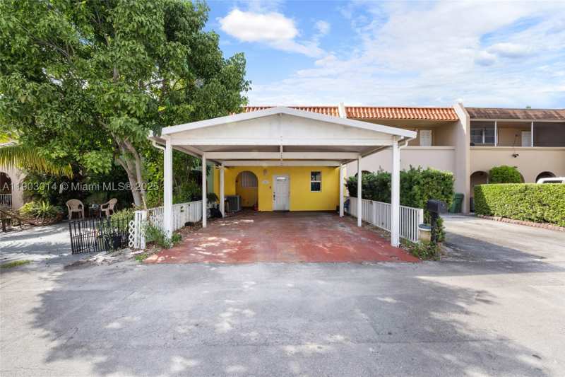 2 bedroom Townhouse at 7144 W 2nd Ln, First Addn To Palm Spring, Hialeah — photo 1