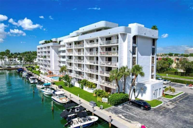 1 bedroom Condominium at 1650 NE 115th St 405, Cricket Clubhouse Condo, Miami — photo 1